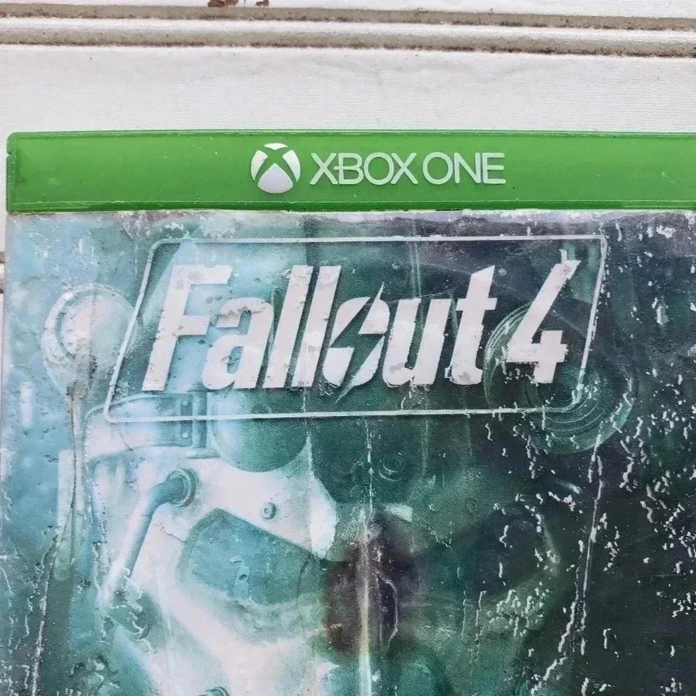 Fallout 4 (Microsoft Xbox One, 2015) VERY GOOD But Case Is Little Damaged